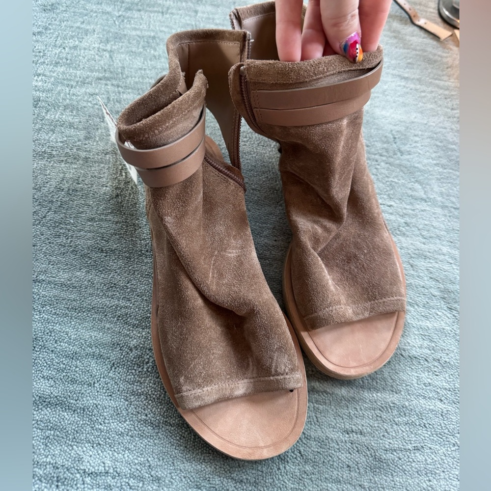 Vince Tan Suede Women's Sandals - Picture 1 of 6
